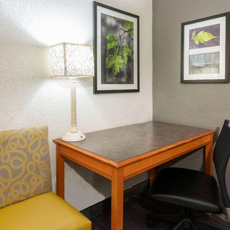 Hotel Super 8 By Wyndham The Woodlands North Exteriér fotografie